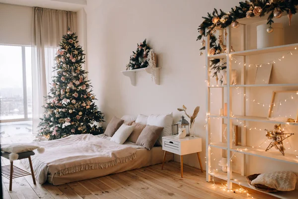 Cozy bedroom in light warm colors with winter Christmas decorations. — Stock Photo, Image