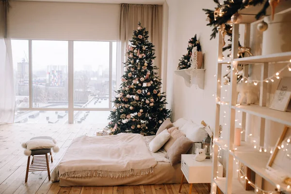 큰 창문과 장식 한 크리스마스 트리가 있는 따뜻하고 아늑 한 침실 — 스톡 사진