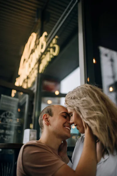 Feliz Estar Enamorado Hermosa Pareja Joven Sentada Cara Cara Sonriendo — Foto de Stock