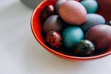 Kırmızı tabakta Paskalya yumurtaları