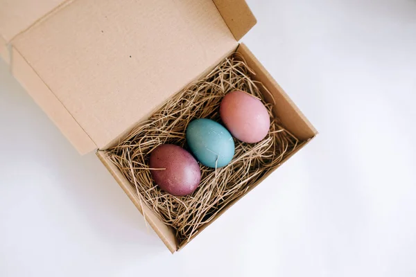 Karton bir kutunun içindeki paskalya yumurtalarının en üst görüntüsü