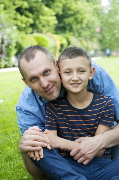 Šťastný otec a syn v parku — Stock fotografie