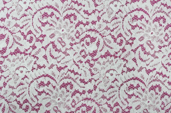 Tissu en dentelle blanche avec motif floral sur rouge — Photo