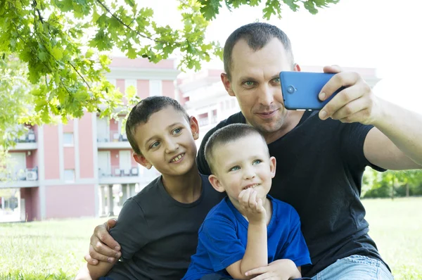 Vader met zonen maakt selfie — Stockfoto