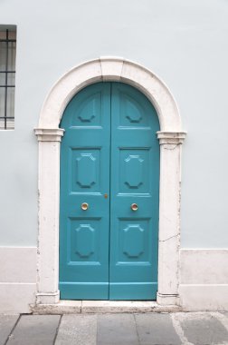 Brescia şehirde eski ahşap kapı