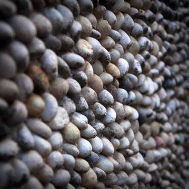 küçük çakıl taşlarından oluşan döşeme taşları
