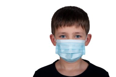 Tıbbi maskeli çocuk beyaz arka planda izole edilmiş.