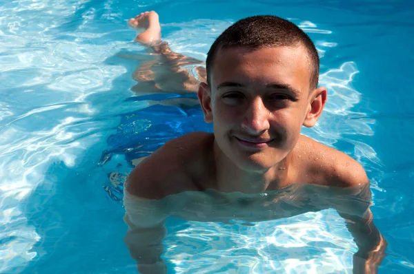 Adolescente Nuota Piscina Godendo Una Vacanza — Foto Stock