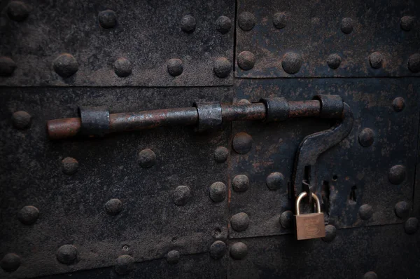 Vintage Μπουλόνι Κλειδαριά Σκουριασμένη Σιδερένια Πόρτα Ιταλία — Φωτογραφία Αρχείου