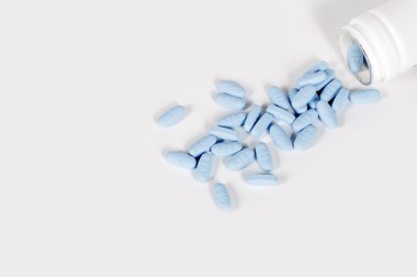 Mavi vitamin ve bir şişe