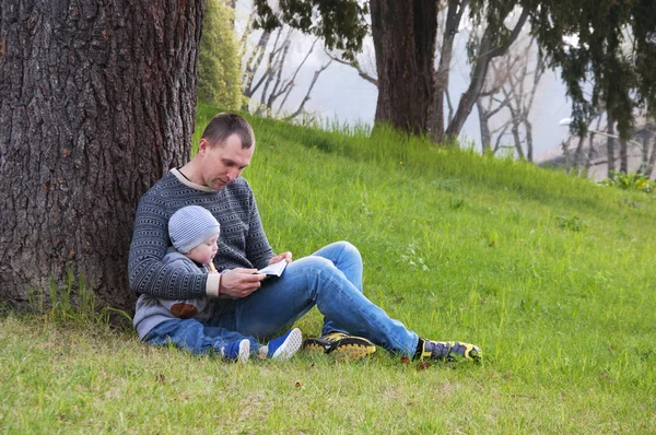 爸爸和儿子读一本书 — 图库照片