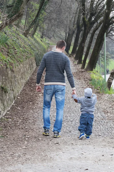 Vader en zoon hand in hand — Stockfoto