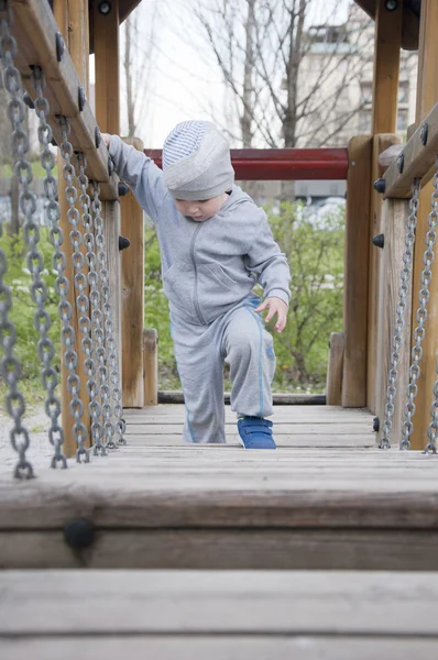 Dreijähriger Junge beim Spielen — Stockfoto