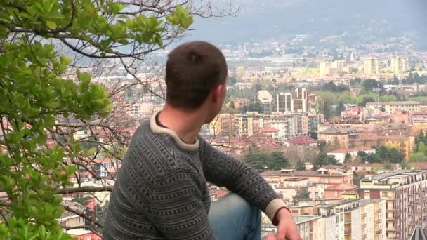 L'homme admire le paysage urbain — Video