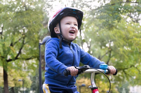 Kleine jongen met een fiets — Stockfoto