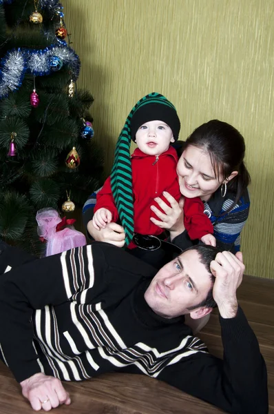 Familie in de buurt van de kerstboom — Stockfoto