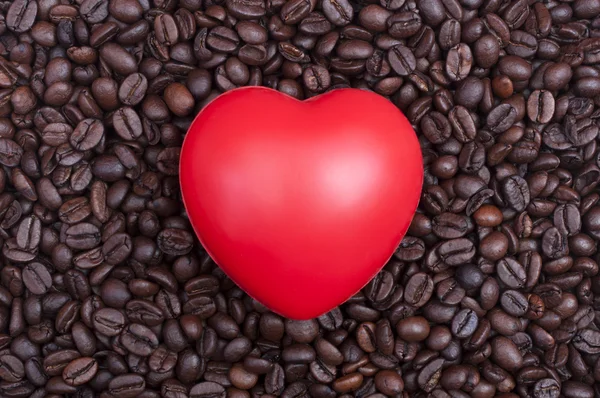 Red heart on coffee beans — Stock Photo, Image