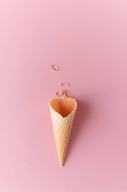 Pembe arka planda omega-3 kapsüllü waffle konisi. Yaklaş, üstten bak. Sağlık, vitamin, bağışıklık kavramı