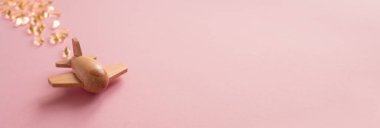 Uçak pembe arka planda balık yağı kapsülleri taşıyor.