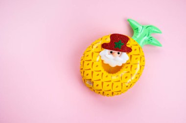 Noel eşyaları ile şişirilebilir ananas ile. Tayland yeni yılı konsepti. Songkran