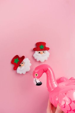 Noel eşyaları ile birlikte şişme flamingo. Tayland yeni yılı konsepti. Songkran