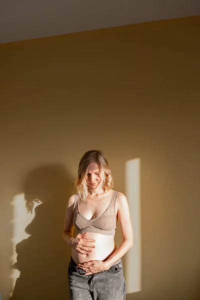 Těhotná Žena Hladí Své Bříško Slunci — Stock fotografie