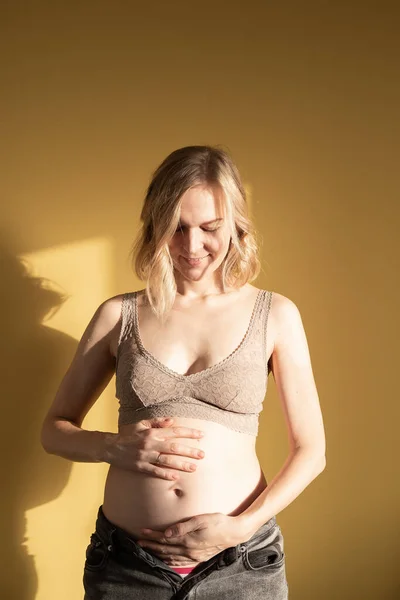 Těhotná Žena Hladí Své Bříško Slunci — Stock fotografie