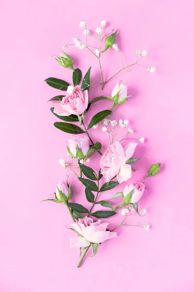 Layout Creativo Realizzato Con Fiori Rosa Viola Sfondo Rosa Piatto — Foto Stock