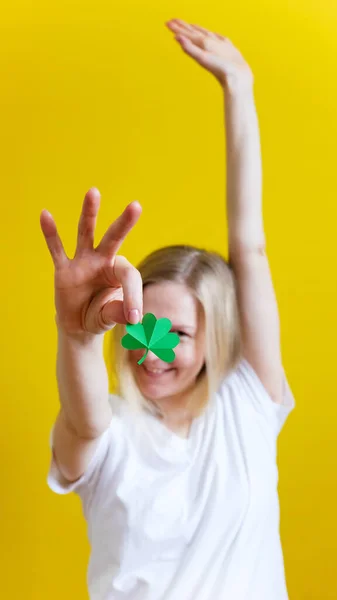 Klaverblad Hand Van Jonge Vrouwen Voor Haar Gezicht Meisjesgezicht Achtergrond — Stockfoto