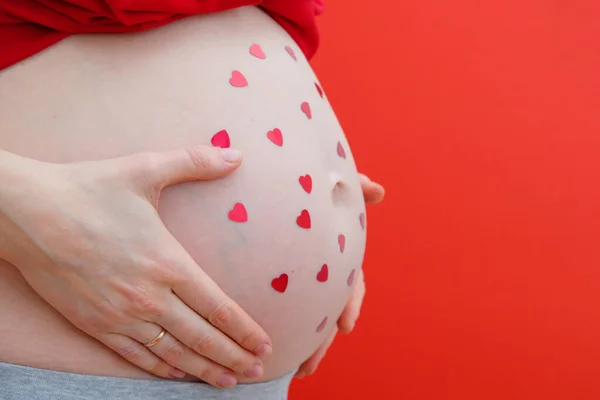 Šťastného Valentýna Těhotná Žena Flitry Tvaru Srdce Břiše Koncept Mateřství — Stock fotografie