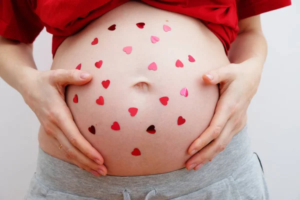 Šťastného Valentýna Těhotná Žena Flitry Tvaru Srdce Břiše Koncept Mateřství — Stock fotografie
