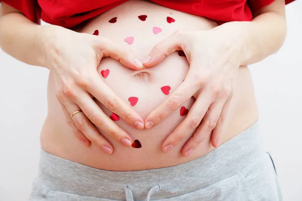 Donna Incinta Che Tiene Mani Forma Cuore Sul Pancione Pancia — Foto Stock