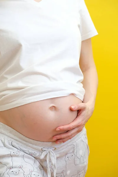 Těhotná Žena Drží Břicho Detailní Záběr Roztomilého Těhotného Břicha Pozitivní — Stock fotografie