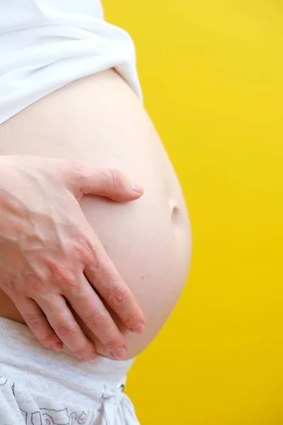 Těhotná Žena Drží Břicho Detailní Záběr Roztomilého Těhotného Břicha Pozitivní — Stock fotografie