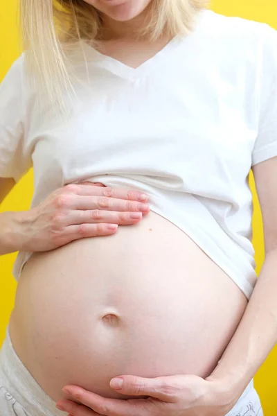 Uma Mulher Grávida Segurar Barriga Fechar Barriga Engraçada Fundo Amarelo — Fotografia de Stock