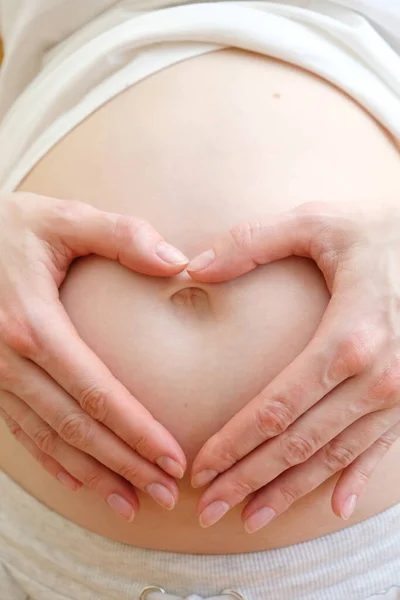 Těhotná Žena Drží Ruce Tvaru Srdce Svém Dětském Bouli Těhotné — Stock fotografie
