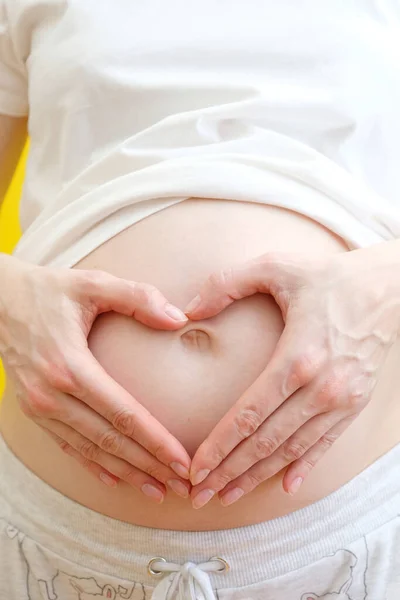 Těhotná Žena Drží Ruce Tvaru Srdce Svém Dětském Bouli Těhotné — Stock fotografie