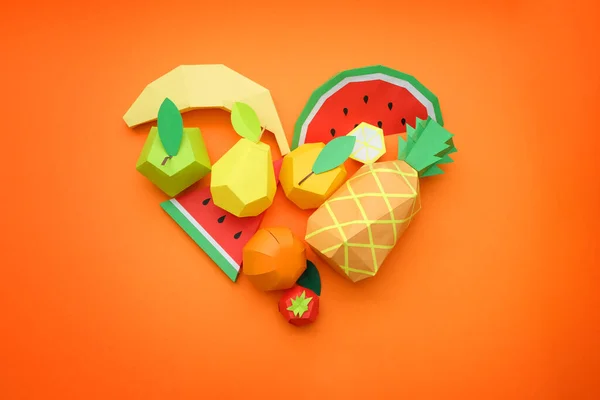 紙の果物の心 オレンジの背景に紙で作られたエキゾチックな果物 — ストック写真
