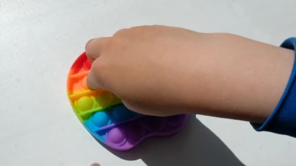 A child plays with pop it sensory toy simple dimple. — Αρχείο Βίντεο