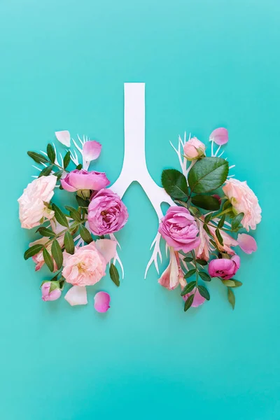 Koncepcja Medyczna Różowych Kwiatów Lilii Kształcie Płuc Człowieka Niebieskim Tle — Zdjęcie stockowe