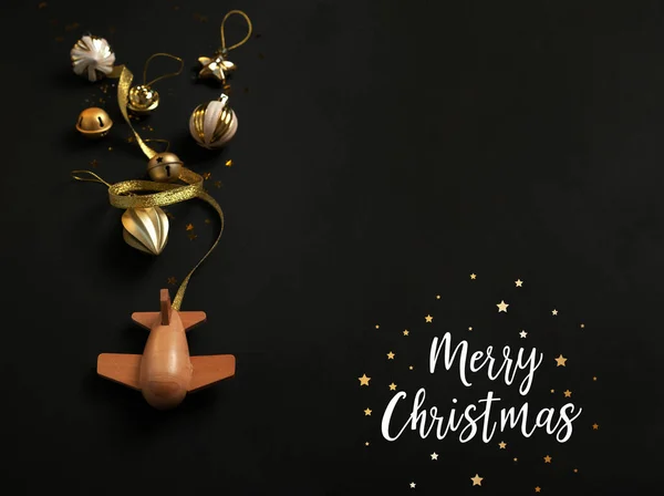 Houten Kindervliegtuig Met Verschillende Kerst Gouden Decoratie Een Zwarte Achtergrond — Stockfoto