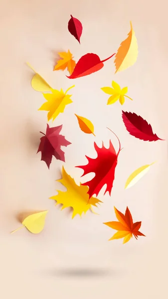 Осенние листья вырезаны из бумаги на бежевом фоне. Hello, All. — стоковое фото