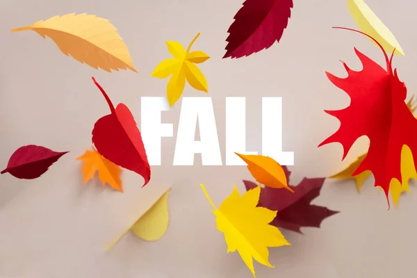 Letteren vallen gesneden van papier met papier herfst bladeren — Stockfoto