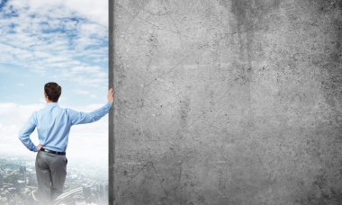 Adam ve beton boş afiş