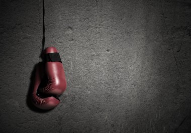 Boks eldivenleri asılı duvara çivilenmiş
