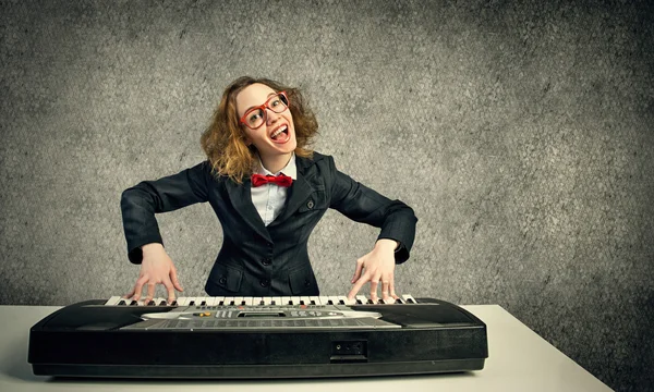 Femme folle jouer du piano — Photo