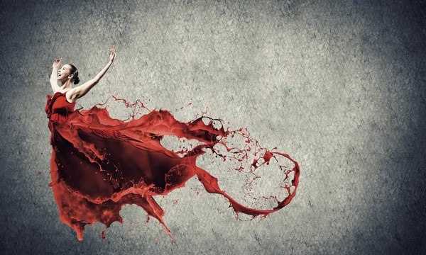 Penari wanita bergairah dengan warna merah — Stok Foto