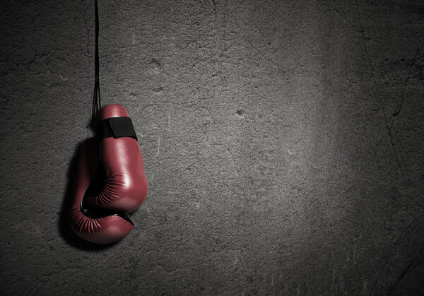 Боксерские перчатки, прибитые к стене
