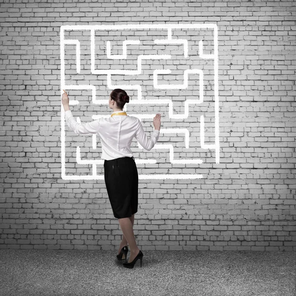 Podnikatelka výkresu labyrint na zeď — Stock fotografie