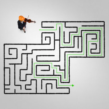 iş kadını oynarken keman yakınındaki